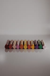 farveblyanter, hvid, overflade, farverig, farver, dybdeskarphed, multi farvet, studio skud, indendørs, hvid baggrund, stilleben, ingen mennesker, stor gruppe af objekter, valg, variation, kopiere plads, tæt på, side om side, i en række, bord, arrangement, grå baggrund, sød, bestille, skriveinstrument, grå, 4K, CC0, offentligt domæne, royaltyfrie