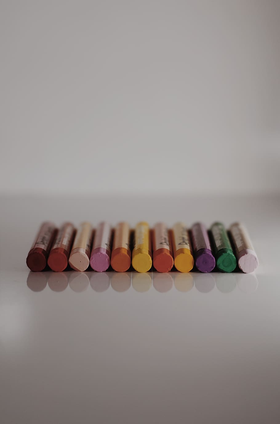farveblyanter, hvid, overflade, farverig, farver, dybdeskarphed, multi farvet, studio skud, indendørs, hvid baggrund, stilleben, ingen mennesker, stor gruppe af objekter, valg, variation, kopiere plads, tæt på, side om side, i en række, bord, arrangement, grå baggrund, sød, bestille, skriveinstrument, grå, 4K