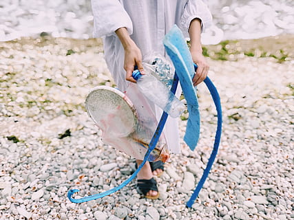 persona, saimniecība, plastmasas pudele, aktīvs, tīrīšana, dienasgaisma, vidi, meitene, mazulis, atpūtai, pakaiši, plastmasas, atkritumi, atkritumus, jaunieši, viens cilvēks, reāliem cilvēkiem, zema sekcija, raksturs, dienā, stāv, zeme, dzīvesveidu, ikdienas apģērbs, koncentrēties uz jaunajām zināšanām, skats no priekšas, ārā, kurpes, midsection, cilvēka kāju, saules gaisma, pieaugušais, strādā, dārzkopība, 2K, CC0, publiskais domēns, bez atlīdzības