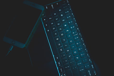 schwarzer Laptop-Computer, Tastatur, Laptop, Computer, Licht, glühen, dunkel, Krypto, Hacken, Nacht-, modern, aktuell, Alter, Neu, Technologie, Computer Tastatur, Telefon, Internet, Kommunikation, Mobiltelefon, Smartphone, Ausrüstung, Geschäft, kabellose Technologie, globale Kommunikation, keine Leute, Mobilität, Computerbildschirm, Daten, Nahansicht, pc, schwarze Farbe, Verbindung, einzelnes Objekt, Telekommunikationsausrüstung, Büro, Informationsmedium, Weiß, Elektronik-Industrie, Schreibtisch, elektrische Ausrüstung, Computerschlüssel, 5K