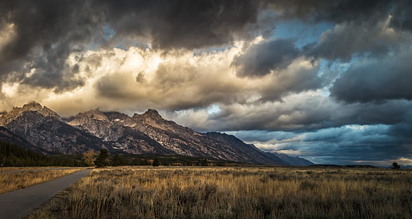 montagne grise, champ, prairie, en plein air, parc national de grand teton, États Unis, nuage, Météo, ciel, la nature, chaîne de montagnes, Montagne, gravier, route, chemin de terre, plante, herbe, flore, paysage, de pointe, nuage - ciel, environnement, paysages - nature, beauté dans la nature, personne, orage, terre, nuage d'orage, Destinations de voyage, scène tranquille, ciel dramatique, eau, foncé, 8K, CC0, domaine public, libre de droits