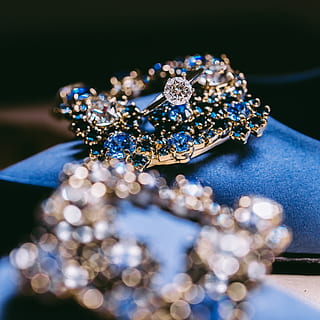 Hochzeit, Ring, Schmuck, Nahansicht, Luxus, keine Leute, Reichtum, Edelstein, Blau, selektiver Fokus, Stillleben, drinnen, glänzend, Mode, Tabelle, Kunst und Handwerk, Diamant - Edelstein, schwarzer Hintergrund, Eleganz, High Angle View, Halskette, persönliches Accessoire, Aufwand, 4K, CC0, gemeinfrei, lizenzfrei