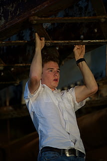 pull ups, bro, trene, varmt, tidlig morgen, én person, ekte folk, fra livet opp, livsstil, ung voksen, stående, fritidsaktivitet, innendørs, armer hevet, forfra, ser, uformelt antrekk, unge menn, menneskelig arm, tre kvart lengde, menn, holding, fokusere på forgrunnen, tenåring, 5K, CC0, offentlig domene, opphavsrett gratis