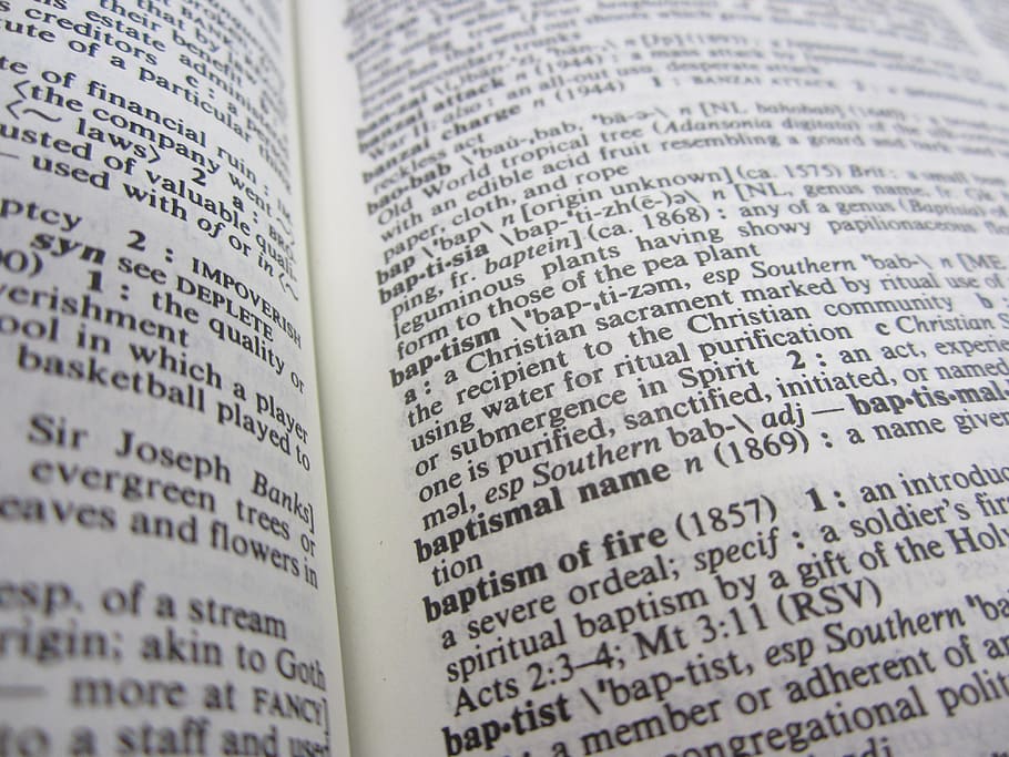 el baptisme, diccionari, llibre, text, comunicació, publicació, enfocament selectiu, primer pla, cap gent, paper, natura morta, pàgina, guió occidental, a l'interior, marc complet, educació, literatura, fons, vista d’angle alt, obert, creença, cultura i entreteniment artístic, 4K