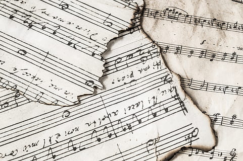 musik noter, bränd, närbild, komposition, dokumentera, musik, notblad, musiknoter, notera, skriva ut, ark, papper, arkitektur, musiknot, noter, inget folk, konstkultur och underhållning, bakgrunder, antik, kommunikation, text, mönster, historia, inomhus, plan, 5K, CC0, offentligt domän, royaltyfria