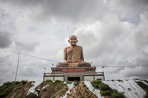 braun, Beton, Buddha Gebäude, die Architektur, Wolken, Tageslicht, Flaggen, Gras, Hügel, Landschaft, Mann, Skulptur, Sitzung, Himmel, Statue, wolke - himmel, Natur, eine Person, Flachwinkelansicht, gebaute Struktur, Tag, Kamera betrachten, Vorderansicht, lächelnd, Religion, Porträt, Spiritualität, Glauben, junger Erwachsener, Gebäudehülle, draußen, 5K, CC0, gemeinfrei, lizenzfrei