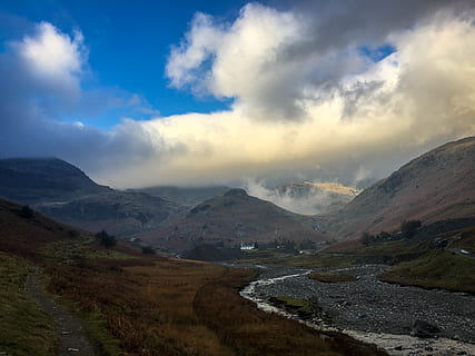 bjerg, overskyet, himmel, natur, udendørs, bjergkæde, vej, grusvej, grus, sø område, coniston gamle mand, Cumbria, tåge, england, dal, landskabet, plateau, hældning, spids, vejr, jord, landskab, sky - himmel, scenics - natur, skønhed i naturen, rolig scene, ro, miljø, ikke-urbane scene, ingen mennesker, dag, transportmidler, idyllisk, vand, 4K, CC0, offentligt domæne, royaltyfrie