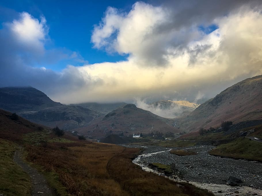 muntanya, ennuvolat, cel, naturalesa, a l'aire lliure, Serra, carretera, Carretera bruta, grava, el districte del llac, el vell coniston, cumbria, boira, Anglaterra, vall, camp, altiplà, pendent, pic, temps, sòl, paisatge, núvol - cel, escenics - natura, bellesa a la natura, escena tranquil·la, tranquil·litat, medi ambient, escena no urbana, cap gent, dia, transport, idíl·lic, terra, aigua, 4K