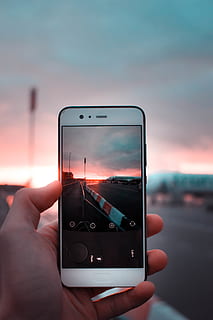 blanco, teléfono inteligente android, capturando, la carretera, dispositivo, electrónica, pantalla, teléfono inteligente, puesta de sol, tomando foto, tecnología, mano humana, mano, parte del cuerpo humano, tecnología inalámbrica, cielo, participación, una persona, temas de fotografia, dispositivo de información portátil, comunicación, centrarse en primer plano, naturaleza, teléfono móvil, gente real, de cerca, nube - cielo, dedo, parte del cuerpo, al aire libre, 4K, CC0, dominio público, libre de derechos