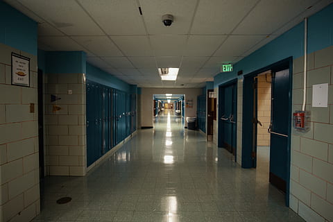passadís buit, sòls, pis, passadís, porta, il·luminació, hospital, cripta, escola, prestatge, esport, exercici, aptitud, gimnàs, entrenant, esports, militar, soldat, uniforme militar, sala, a l'interior, il·luminat, arcade, edifici, arquitectura, sostre, buit, cap gent, equips d’il·luminació, rajola, estructura construïda, el camí a seguir, perspectiva decreixent, absència, direcció, reflexió, sòl de rajoles, llum, netejar, 5K, CC0, domini públic, lliure de regalies