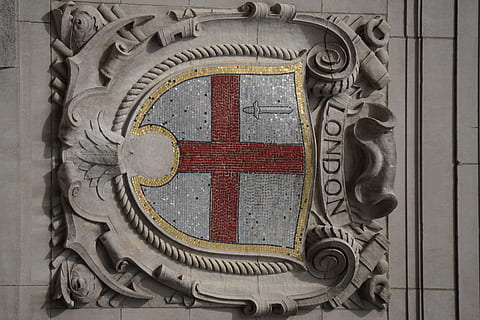 Rüstung, Schild, die Architektur, Glockenturm, Turm, Gebäude, Symbol, Emblem, Warenzeichen, Logo, Steinplatte, Plakette, Bronze-, Kreuz, Waffen, Waffe, Speer, Kettenhemd, Erste Hilfe, Rotes Kreuz, Metall, Nahansicht, keine Leute, Muster, Design, Tag, aufwendig, gestalten, Eingang, Sicherheit, Kommunikation, Tür, Wandbau - Funktion, Geometrische Figur, Schutz, gebaute Struktur, draußen, Kreis, 5K, CC0, gemeinfrei, lizenzfrei