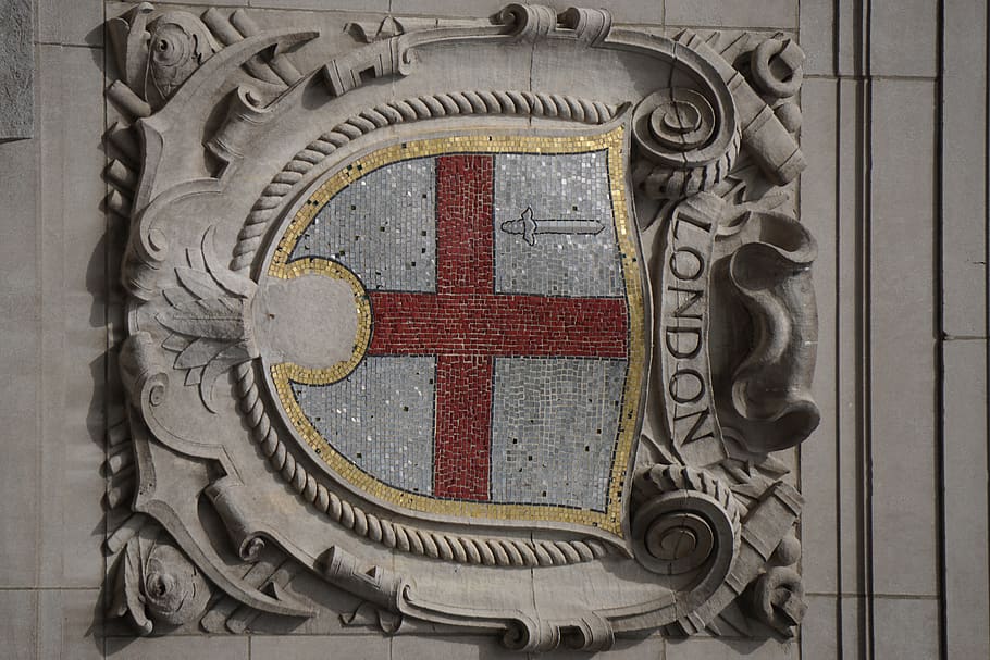 armadura, escut, arquitectura, Torre del Rellotge, torre, edifici, símbol, emblema, marca comercial, logotip, llosa, placa, bronze, creu, armament, arma, llança, cadena de correu, primers auxilis, Creu Roja, metall, primer pla, cap gent, patró, disseny, dia, ornamentat, forma, entrada, seguretat, comunicació, porta, funció de construcció de parets, forma geomètrica, protecció, estructura construïda, a l'aire lliure, cercle, 5K