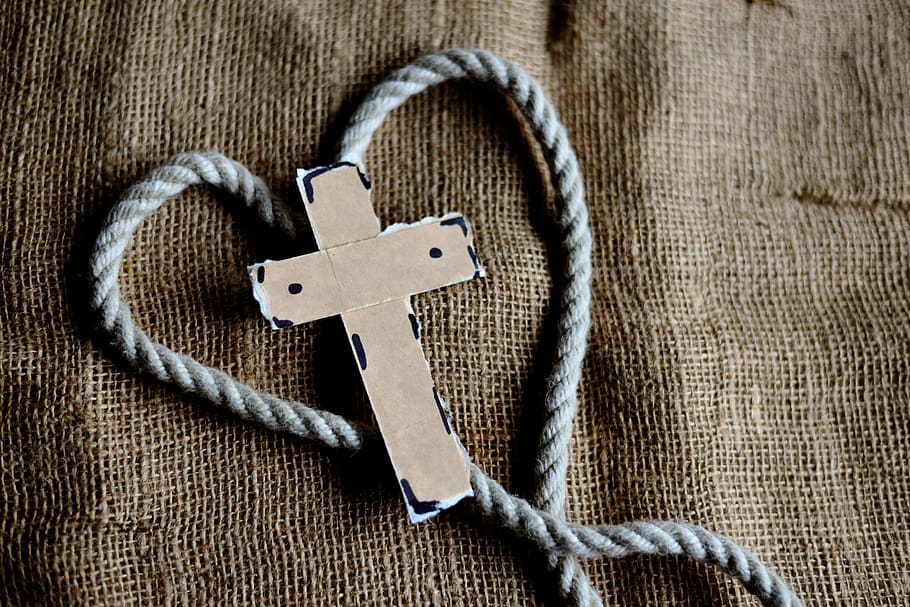 creu, bon divendres, resurrecció, Pasqua, jesús, Crist, crucifixió, fe, cristianisme, religió, Església, bíblia, Déu, cristià, passió, símbol, mort, patiment, esperança, redempció, corda, cor, a l'interior, tèxtil, natura morta, cap gent, primer pla, arpillera, jute, creença, vista d’angle alt, espiritualitat, directament a sobre, art i artesania, textura, tisores, marró, artesania, tir de l'estudi, seguretat, cuir, 5K