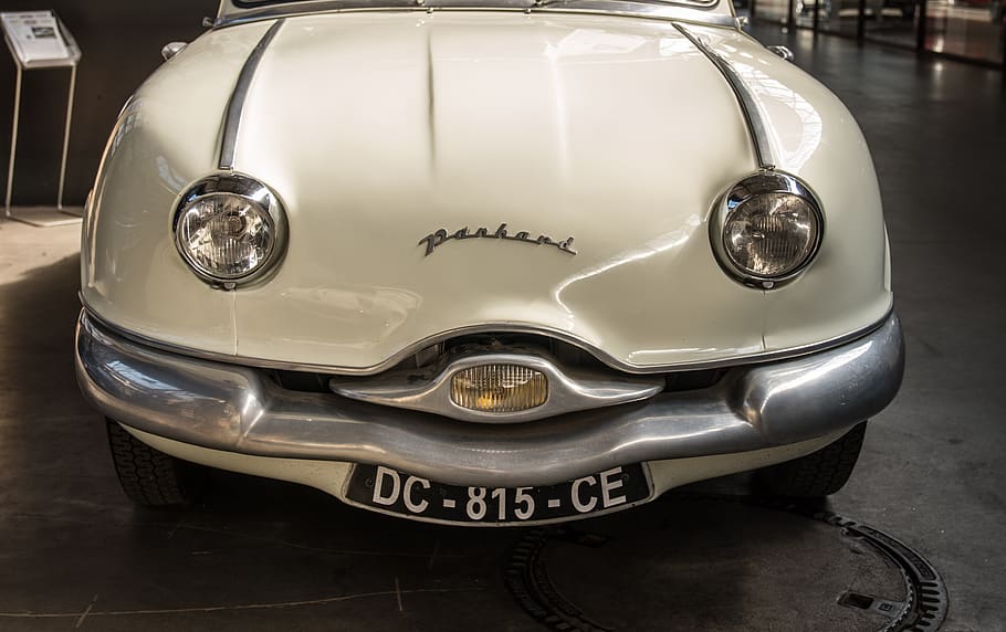 Panhard, oldtimer, crom, automàtic, vehicle, pkw, clàssic, vell, històricament, raresa, automòbil, cotxe, manera de transport, vehicle terrestre, transport, estil retro, faro, metall, cotxe d'època, primer pla, cap gent, a l'interior, campana del vehicle, para-xocs, color plata, brillant, centrar-se en primer pla, text, ciutat, luxe, llum del vehicle, 4K