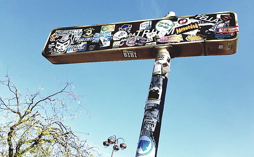 flerfarvet tegn, symbol, bygning, arkitektur, kolonne, søjle, træ, plante, emblem, kunst, tekst, ord, nåletræ, totem, tiki, billboard, reklame, skilt, bro, boardwalk, tegning, lav vinkel visning, himmel, meddelelse, vejledning, natur, dag, skyfri himmel, ingen mennesker, retning, retningssignal, pil symbol, vejskilt, udendørs, Information, pol, pil, 2K, CC0, offentligt domæne, royaltyfrie