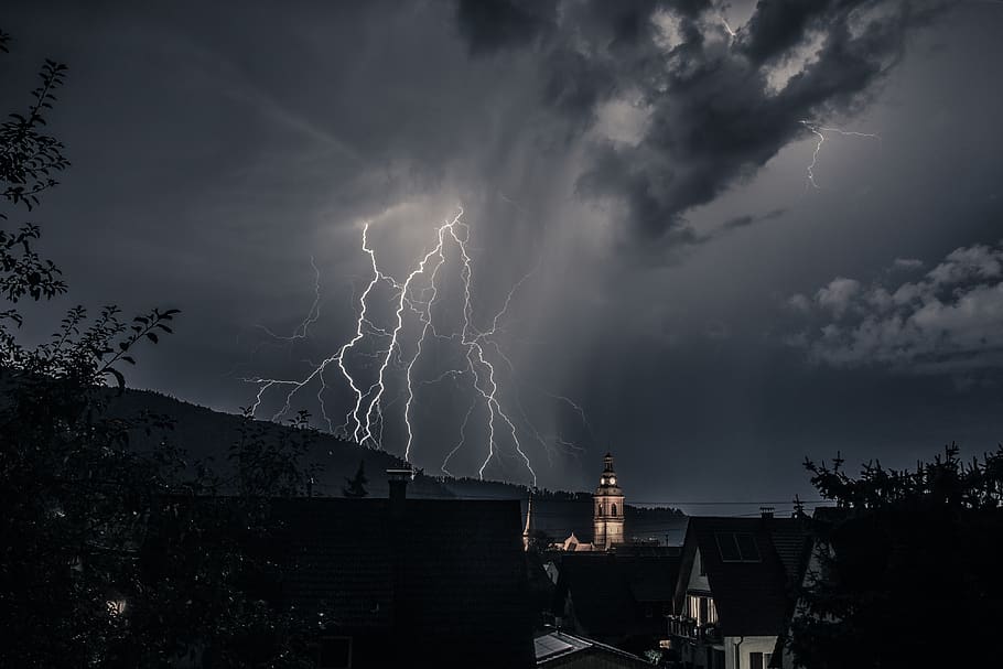 tempesta, flaix, endavant, naturalesa, cel, temps, núvols, nit, trons, paisatge, fosc, dramàtica, energia, humor, força de la natura, flaix de llamps, amenaçador, perillós, pluja, llamps, poder a la natura, núvol - cel, poder, arquitectura, exterior de l'edifici, senyal d'advertència, bellesa a la natura, estructura construïda, edifici, núvol de tempesta, llamps bifurcats, signe, cap gent, comunicació, ominós, 4K