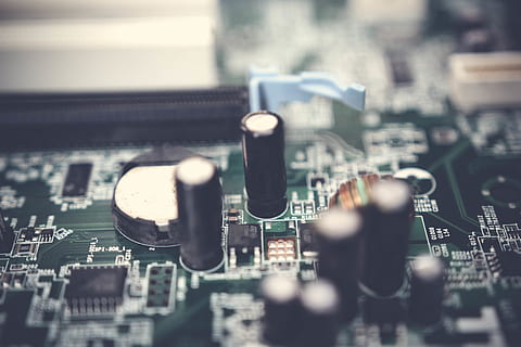sélectif, photo de mise au point, électrolytique, condensateurs, circuit imprimé, arrière-plan flou, chips, circuit, fermer, Composants, lien, CPU, détail, électronique, équipement, Matériel, puce électronique, microprocesseur, carte mère, processeur, La technologie, transistor, puce informatique, Industrie électronique, paysage urbain, mise au point sélective, personne, équipement informatique, ville, industrie, ordinateur, partie informatique, complexité, architecture, structure construite, moderne, équipement électrique, composant électrique, 5K, CC0, domaine public, libre de droits