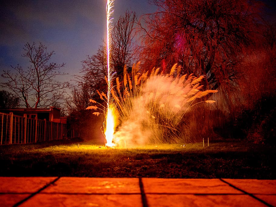 fotografia de lapse de temps, focs artificials, nit, núvols, colors, fosc, tarda, tanca, flama, herba, paisatge, exposició llarga, naturalesa, escènic, cel, posta de sol, lapse de temps, arbres, arbre, foc, cremant, moviment, foc - fenomen natural, planta, color taronja, calor - temperatura, cap gent, brillant, moviment borrós, arquitectura, esdeveniment, exterior de l'edifici, il·luminat, estructura construïda, espurnes, exhibició de focs artificials, focs artificials - objecte fet per l'home, 4K