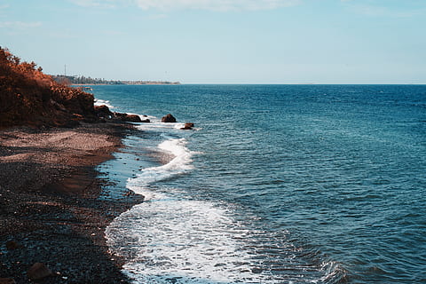 indonèsia, Java oriental, penya-segat, roques, oceà, Riba, platja, mar, aigua, horitzó sobre l’aigua, horitzó, cel, bellesa a la natura, escenics - natura, terra, dia, naturalesa, moviment, esport, escena tranquil·la, tranquil·litat, persones reals, rock, idíl·lic, esport aquàtic, a l'aire lliure, 5K, CC0, domini públic, lliure de regalies