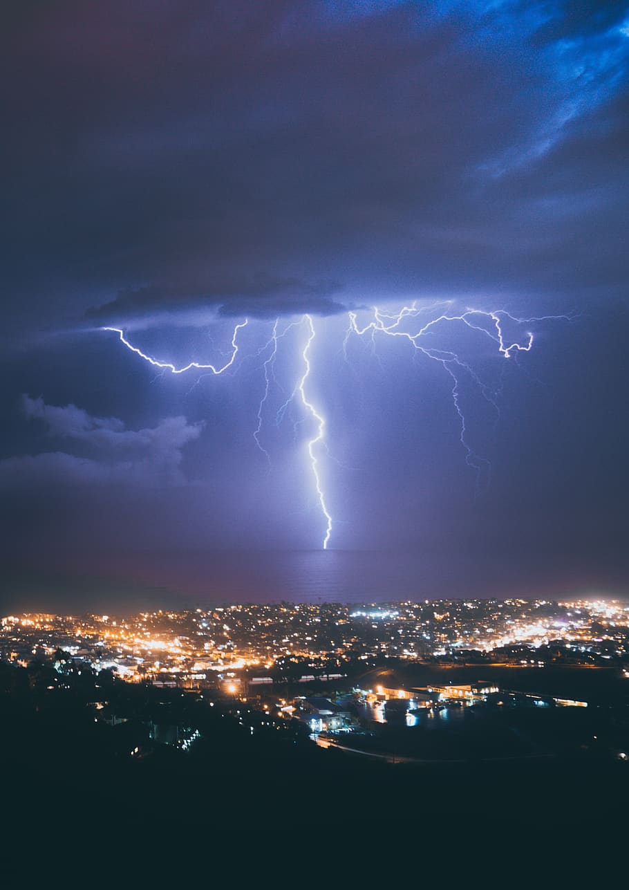 luce del tuono, notte, fulmine, potere in natura, tempesta, nuvola - cielo, energia, temporale, cielo, architettura, illuminato, bellezza nella natura, città, segnale di pericolo, esterno dell'edificio, fulmine biforcuto, cielo drammatico, paesaggio urbano, cartello, natura, elettricità, nessuno, all'aperto, luce, Alimentazione elettrica, meteorologia, 5K