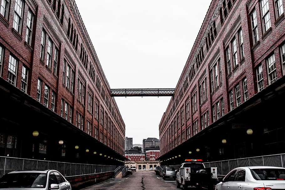 edifici, estructura, arquitectura, vorera, carreró, finestra, llums, bombeta, patrulla, cotxe, vehicle, carretera, carrer, parc, transport, viatjar, ciutat, cel, estructura construïda, automòbil, manera de transport, exterior de l'edifici, vehicle terrestre, dia, persones incidentals, pont, naturalesa, pont - estructura feta per l'home, cel clar, a l'aire lliure, perspectiva decreixent, 5K