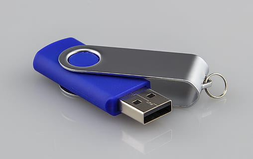 data overføring, forbindelse, data, datalager, lagringsmedium, datapinne, USB pinne, butikk, mobil, sett inn, koble, kopiere, sikre, backup, studio skudd, blå, teknologi, innendørs, kommunikasjon, trådløs teknologi, hvit bakgrunn, skjære ut, ingen folk, enkelt objekt, utstyr, nærbilde, mobiltelefon, grå, stilleben, grå bakgrunn, kontorutstyr, portabilitet, sølvfarget, personlig tilbehør, 2K, CC0, offentlig domene, opphavsrett gratis