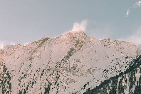 Munte, acoperit, fotografie peisaj de zăpadă, nori, rece, lumina zilei, înalt, gheaţă, peisaj, vârfuri de munte, munţi, natură, natura tapet, vârfuri, roci, pitoresc, cer, zăpadă, munți acoperiți de zăpadă, vârf, copaci, iarnă, scenice - natura, frumusețe în natură, scenă non-urbană, mediu inconjurator, liniște, o scenă liniștită, de munte, geografie fizica, nici o persoana, zi, geologie, fumul - structura fizică, nor - cer, la distanta, în aer liber, un munte acoperit de zăpadă, formare, putere în natură, 2K, CC0, domeniu public, fără drepturi de autor
