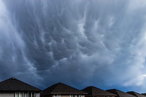 torden, stormcloud, storm, blå, taglinje, forstæder, tagterrasse, tag, ildevarslende, skyer, humørsyg, sky - himmel, himmel, arkitektur, bygget struktur, natur, storm sky, bygning udvendig, ingen mennesker, skønhed i naturen, hus, bygning, overskyet, tordenvejr, scenics - natur, udendørs, lav vinkel visning, magt i naturen, ekstremt vejr, meteorologi, 5K, CC0, offentligt domæne, royaltyfrie