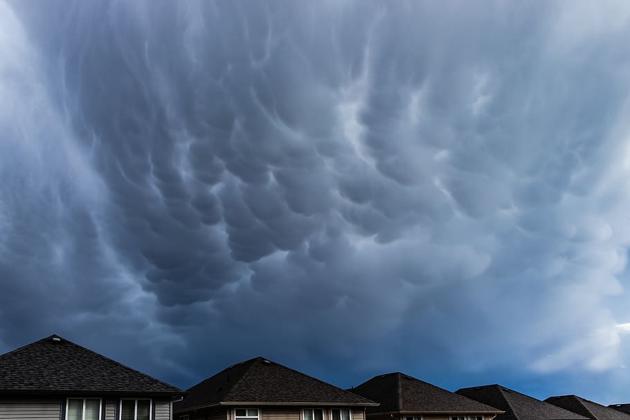 trons, Stormcloud, tempesta, blau, línia de sostre, suburban, terrat, sostre, ominós, núvols, canviant d'humor, núvol - cel, cel, arquitectura, estructura construïda, naturalesa, núvol de tempesta, exterior de l'edifici, cap gent, bellesa a la natura, casa, edifici, núvol, escenics - natura, a l'aire lliure, vista d’angle baix, poder a la natura, clima extrem, meteorologia, 5K