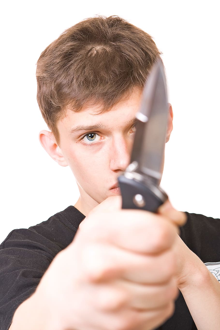 home, blanc, ganivet, fons, aïllat, jove, adult, cara, masculí, mirant, joventut, adolescent, arma, pistola, agressió, fons blanc, retrat, homes, celebració, comunicació, violència, ira, home jove, senyal d'advertència, punteria, a l'interior, signe, adult jove, vista frontal, mascles, adolescència, rostre humà, 2K