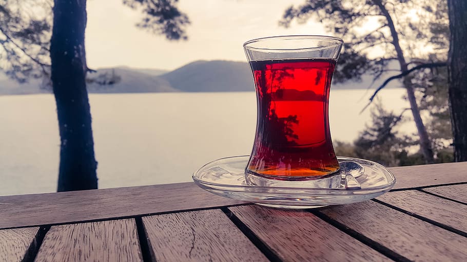 Glas, rot, Flüssigkeit, Bar, Nahansicht, Tasse, Getränk, Tee, Tabelle, Essen und Trinken, Erfrischung, Trinkglas, Holz - Material, Baum, Haushaltsausstattung, Natur, Tag, Tee - heißes Getränk, Wasser, heisses Getränk, Frische, draußen, Glas - Material, Fokus auf den Vordergrund, keine Leute, Geschirr, Krug - Krug, 5K