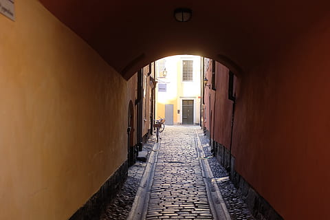 sentiero, passerella, corridoio, marciapiede, ciottolo, pietra da lastrico, porta, pavimentazione, pavimento, cripta, tunnel, ardesia, terrazza, cancello, torii, cucire, poggiatesta, cuscino, capi di abbigliamento, la strada davanti, direzione, architettura, struttura costruita, costruzione, stretto, prospettiva decrescente, esterno dell'edificio, vicolo, caratteristica della parete, vuoto, quartiere residenziale, nessuno, arco, giorno, parete, all'aperto, città, strada, pavimentazione in pietra, lungo, luce alla fine del tunnel, 4K, CC0, dominio pubblico, privo di copyright