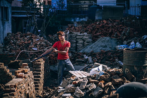 lavoro di pala, persone reali, lunghezza intera, una persona, in piedi, giovane adulto, architettura, uomini, abbigliamento casual, giorno, giovani uomini, struttura costruita, natura, abbondanza, legno - materiale, pila, stili di vita, adulto, legna, all'aperto, 5K, CC0, dominio pubblico, privo di copyright