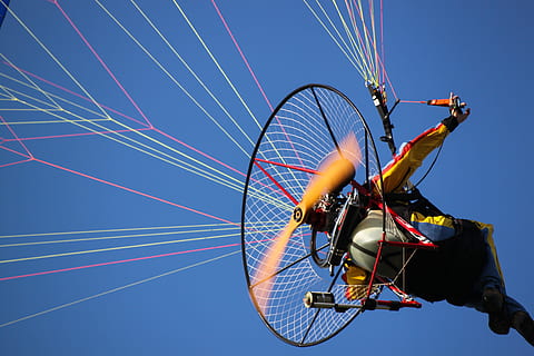 fliegen, Flug, akrobatisch, Himmel, Luft, steigen, Blau, Sport, Erwachsene, Menschen, Bewegung, Flachwinkelansicht, Aktivität, Wettbewerb, Athlet, Natur, draußen, in voller Länge, klarer Himmel, Männer, Tag, Geschwindigkeit, Sportler, Aufregung, 4K, CC0, gemeinfrei, lizenzfrei