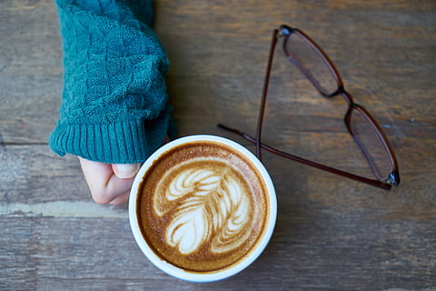 persona, detenzione, tazza, latte foglia art, aromatico, sfondo, bevanda, blu, Marrone, caffeina, cappuccino, avvicinamento, caffè, tazza di caffè, bevanda al caffè, colore, delizioso, bere, caffè espresso, occhiali, da sopra, mano, colpo alto, caldo, latte art, boccale, fotografia, natura morta, di legno, caffè - bevanda, rinfresco, cibo e bevande, tavolo, una persona, bevanda calda, bevanda spumosa, schiuma art, creatività, donne, persone reali, latte macchiato, vasellame, 5K, CC0, dominio pubblico, privo di copyright