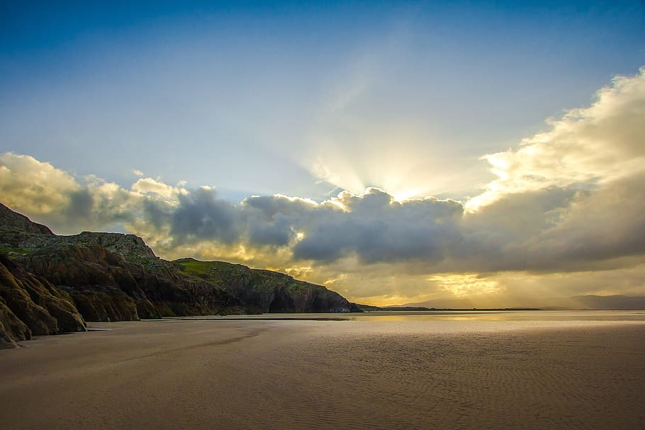photographie de paysage, vert, arbre, couvert, Montagne, vaste, terres, plage, des nuages, Aube, crépuscule, paysage, lumière, océan, mer, rivage, rayons de soleil, le coucher du soleil, Voyage, eau, ciel, nuage - ciel, paysages - nature, beauté dans la nature, tranquillité, la nature, scène tranquille, terre, environnement, personne, idyllique, ciel dramatique, lumière du soleil, en plein air, 5K