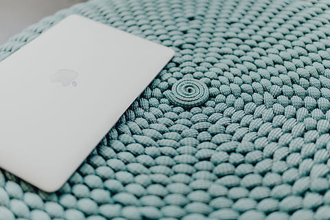 ordinateur portable macbook, bleu, pouf, technologie, macbook, La technologie, portable, ottoman, fermer, mise au point sélective, à l'intérieur, personne, vue grand angle, modèle, textile, texturé, eau, nature morte, couleur blanche, super gros-plan, journée, médicament, papier, art et Artisanat, laissez tomber, santé et médecine, couleur argentée, 5K, CC0, domaine public, libre de droits