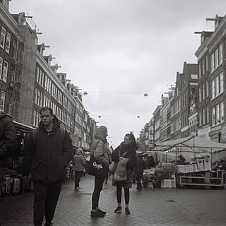 amsterdam, humà, vianants, persona, Camí, roba, calçat, sabata, passarel·la, paviment, vorera, 120 mm, escaneig de pel·lícules, abric, carretera, urbà, caminar, edifici, ciutat, arquitectura, estructura construïda, persones reals, exterior de l'edifici, longitud completa, cel, dones, carrer, estils de vida, gent, persones incidentals, homes, adult, roba casual, grup de persones, el camí a seguir, activitat d'oci, naturalesa, a l'aire lliure, 2K, CC0, domini públic, lliure de regalies
