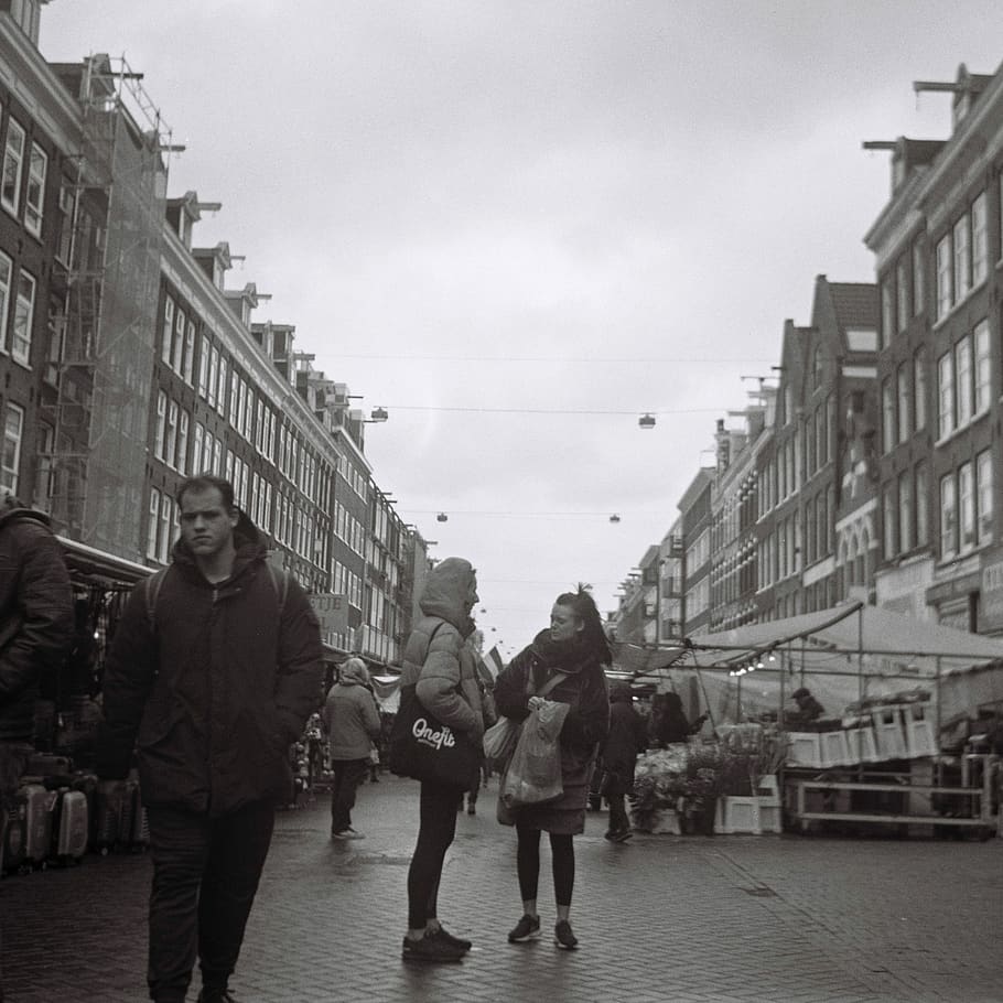 amsterdam, humà, vianants, persona, Camí, roba, calçat, sabata, passarel·la, paviment, vorera, 120 mm, escaneig de pel·lícules, abric, carretera, urbà, caminar, edifici, ciutat, arquitectura, estructura construïda, persones reals, exterior de l'edifici, longitud completa, cel, dones, carrer, estils de vida, gent, persones incidentals, homes, adult, roba casual, grup de persones, el camí a seguir, activitat d'oci, naturalesa, a l'aire lliure, 2K