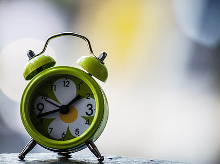 Tischuhr, Uhr, Design, Wecker, Zeit, Nahansicht, keine Leute, drinnen, Ziffernblatt, Stillleben, Tabelle, Fokus auf den Vordergrund, einzelnes Objekt, Studioaufnahme, Retro-Stil, Nummer, grüne Farbe, Minutenzeiger, Richtigkeit, selektiver Fokus, Tag, 5K, CC0, gemeinfrei, lizenzfrei