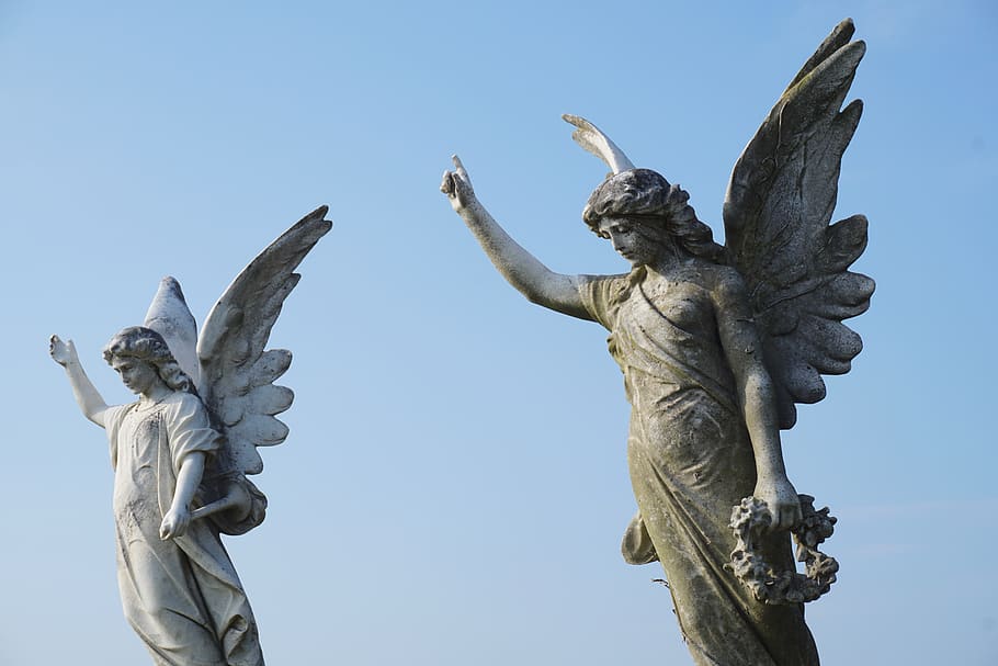 zwei Engelsstatuen, Skulptur, Statue, Kunst und Handwerk, klarer Himmel, Darstellung, menschliche Darstellung, Himmel, keine Leute, Natur, Flachwinkelansicht, Tag, Kreativität, Engel, männliche Ähnlichkeit, Kunst, Religion, weibliche Ähnlichkeit, die Architektur, Spiritualität, 5K