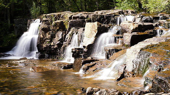 fotografia time-lapse, cascate, bedrock, cascata, ambiente, flusso, paesaggio, muschio, movimento, natura, rapide, roccia, panoramico, spruzzo, pietra, ruscello, acqua, bagnato, legna, lunga esposizione, acqua corrente, scenics - natura, bellezza nella natura, albero, movimento sfocato, foresta, fluente, roccia - oggetto, pianta, energia, terra, potere in natura, nessuno, all'aperto, acqua che cade, foresta pluviale, 5K, CC0, dominio pubblico, privo di copyright