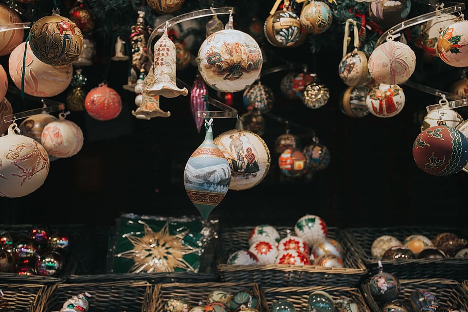 sortierte Christbaumkugel, Verkauf, zu verkaufen, hängend, Markt, große gruppe von gegenständen, Dekoration, keine Leute, Wahl, drinnen, Variation, Marktstand, Verkaufsdisplay, Geschäft, Kleinunternehmen, Anordnung, Sammlung, Weihnachtsverzierung, Weihnachtsdekoration, Fülle, Konsumismus, Straßenmarkt, 5K