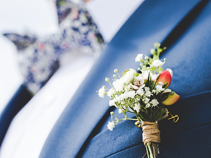 ancora, elementi, cose, corpetto, fiori, perno, sposo, uomo, persone, moda, stile, completo da uomo, arco, cravatta, bokeh, fiore, pianta fiorita, pianta, fragilità, vulnerabilità, bellezza nella natura, freschezza, natura, testa di fiore, avvicinamento, Colore bianco, composizione floreale, nessuno, infiorescenza, giorno, preparativi, petalo, mazzo, messa a fuoco selettiva, decorazione, all'aperto, un mazzo di fiori, 4K, CC0, dominio pubblico, privo di copyright
