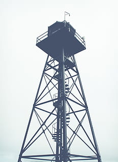 torre de guarda, arquitectura, vista d’angle baix, cel, cap gent, alta - alta, estructura construïda, torre, cel clar, naturalesa, punt d’observació, metall, dia, torre de vigilància, a l'aire lliure, tecnologia, protecció, seguretat, comunicació, equips d’il·luminació, Font d'alimentació, 4K, CC0, domini públic, lliure de regalies