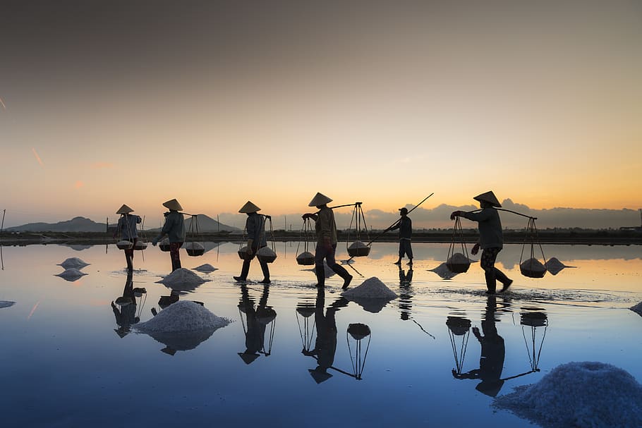fünf, Männer, Gehen, Linie, Tragen, Körbe, golden, Stunde, Wolken, dunkel, Dämmerung, goldene Stunde, Hüte, Horizont, Landschaft, draußen, Menschen, Reflexionen, Salz-, szenisch, silhouettiert, Silhouetten, Himmel, Sonnenuntergang, Wasser, Reflexion, Schönheit in der Natur, echte Menschen, Ufergegend, Silhouette, Szenen - Natur, Natur, See, Ruhe, Gruppe von Leuten, ruhige Szene, stehendes Wasser, orange Farbe, Lebensstile, Stehen, 5K