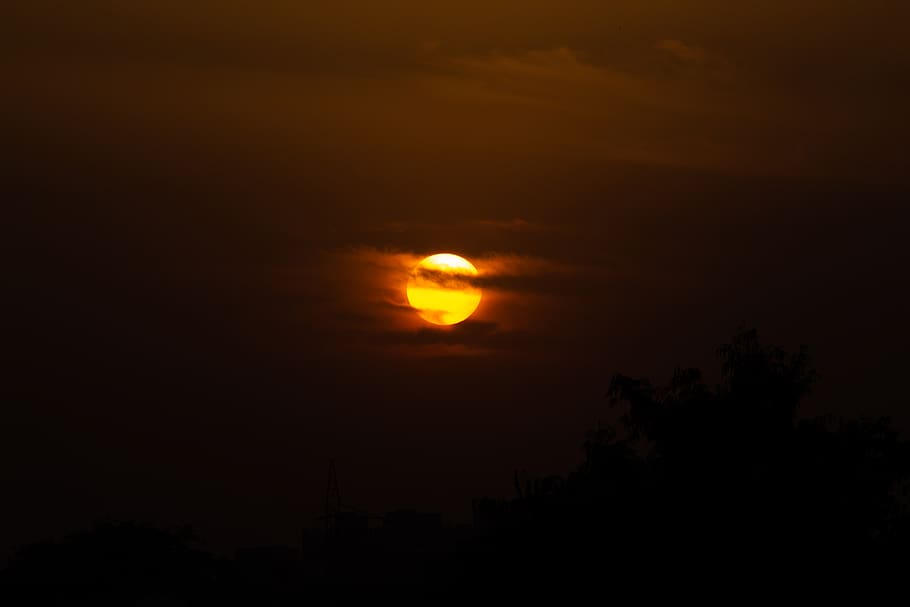 tramonto, natura, all'aperto, luce del sole, cielo rosso, cielo, crepuscolo, India, sole, Gandhinagar, Alba, Cloudscape, tempesta di sole, nuvole, nascosto nelle nuvole, tramonto dorato, tempo metereologico, silhouette, bagliore, bellezza nella natura, scenics - natura, colore arancione, la tranquillità, albero, nessuno, scena tranquilla, idilliaco, pianta, nuvola - cielo, Luna, buio, spazio, astronomia, eclisse, chiaro di luna, luna planetaria, 5K