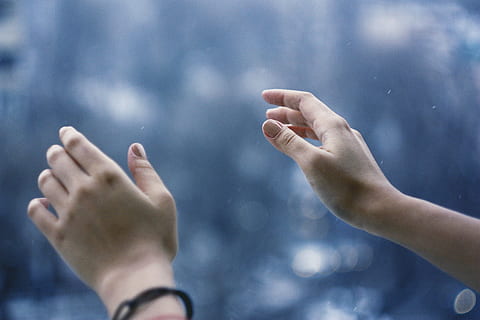 mani umane, parte del corpo umano, mano umana, mano, persone, prole, due persone, avvicinamento, parte del corpo, concentrarsi sulle conoscenze acquisite, infanzia, bambino, giorno, adulto, emozione positiva, messa a fuoco selettiva, Esprimere a gesti, pugno, blu, uomini, in casa, dito, arto umano, 4K, CC0, dominio pubblico, privo di copyright