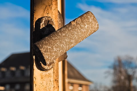 vindue, håndtere, arkitektur, gammel, åben, rust, hus, ramme, vindueshåndtag, tabte steder, indre, bygning, struktur, scruffy, rusten, himmel, ingen mennesker, fokus på forgrunden, dag, metal, tæt på, sky - himmel, natur, lav vinkel visning, udendørs, blå, træ, bygget struktur, religion, kryds, bygning udvendig, træ - materiale, tro, 4K, CC0, offentligt domæne, royaltyfrie