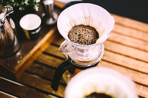 dangkal, botol kopi foto fokus, filter, kopi, gelembung, menitik, kendi, minum, minuman, pembuatan bir, kopi giling, kafein, meja, kontemporer, mode, gaya, kopi tetes, menyeduh kopi, pembuatan bir alternatif, pembuatan kopi, kafe, v60, bahan kayu, makanan, cangkir, coklat, kopi - minum, merapatkan, kesegaran, alam, tidak ada orang, suhu panas, latar belakang, pedesaan, organik, gourmet, teh - minuman panas, sarapan, warna hitam, beraroma, espreso, makan sehat, 5K, CC0, domain publik, bebas royalti